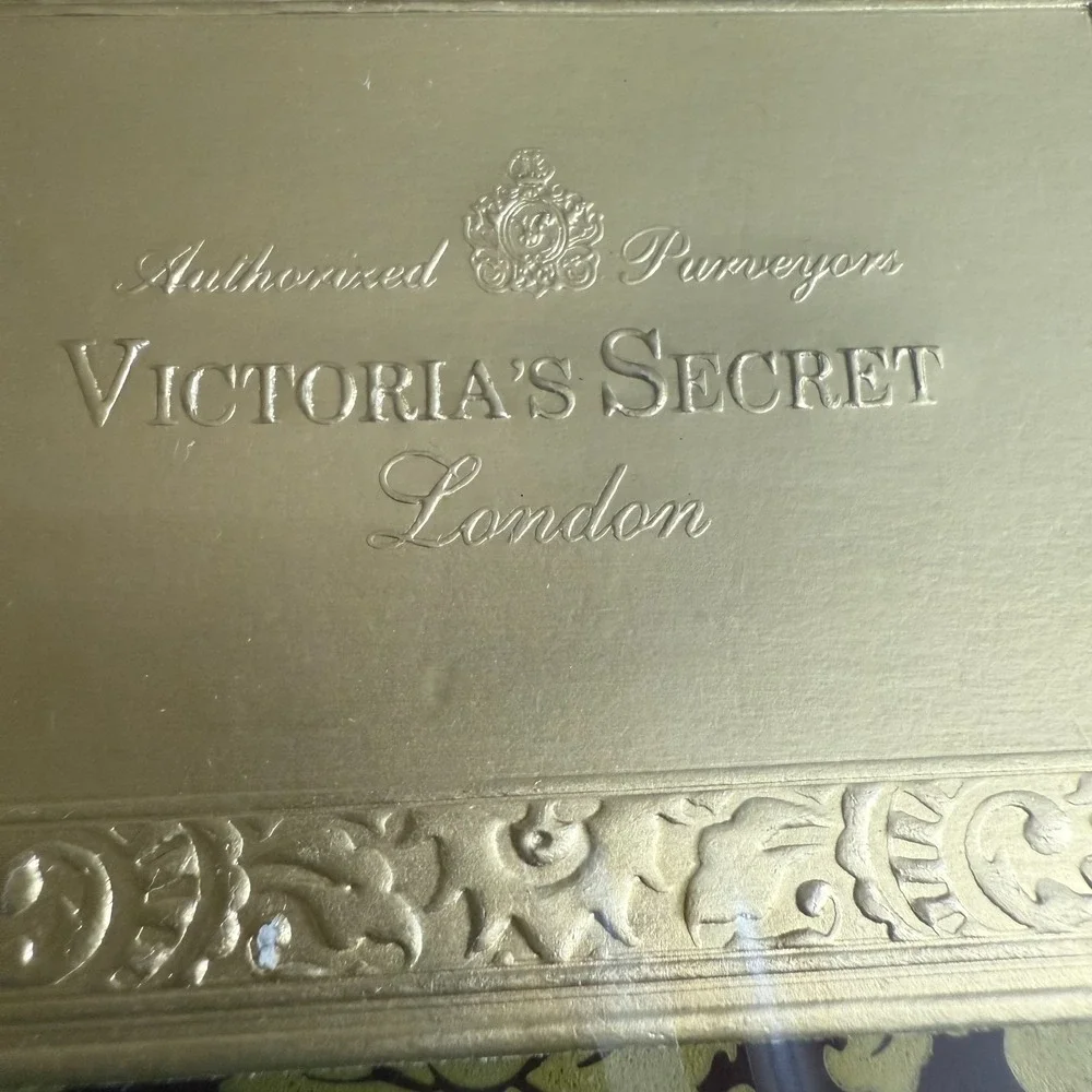 Vintage Victoria's Secret‎ Gift Bags Set London Gold Damask Ribbon Tassel NOS